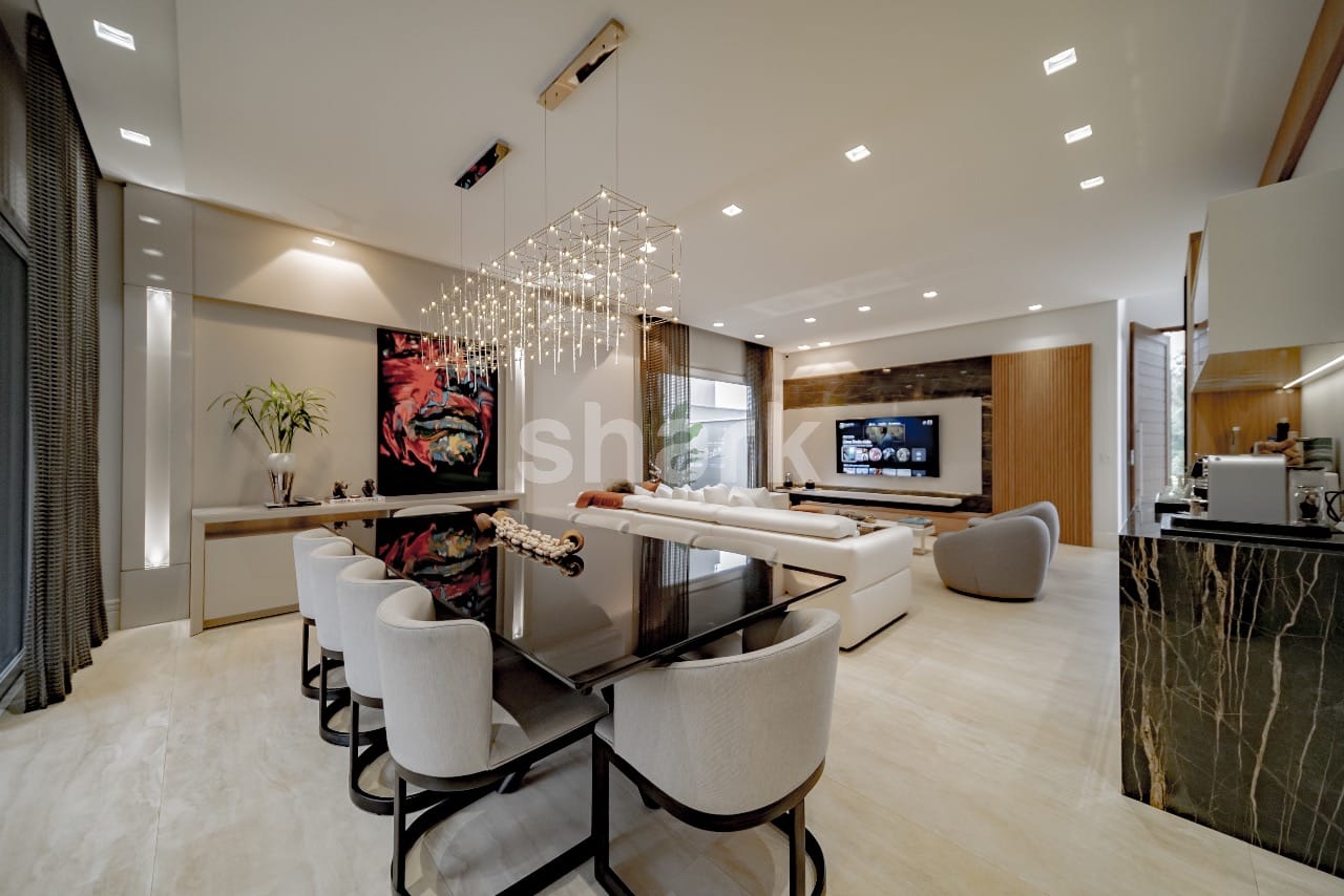 Sala de jantar com lustre e vista para o living