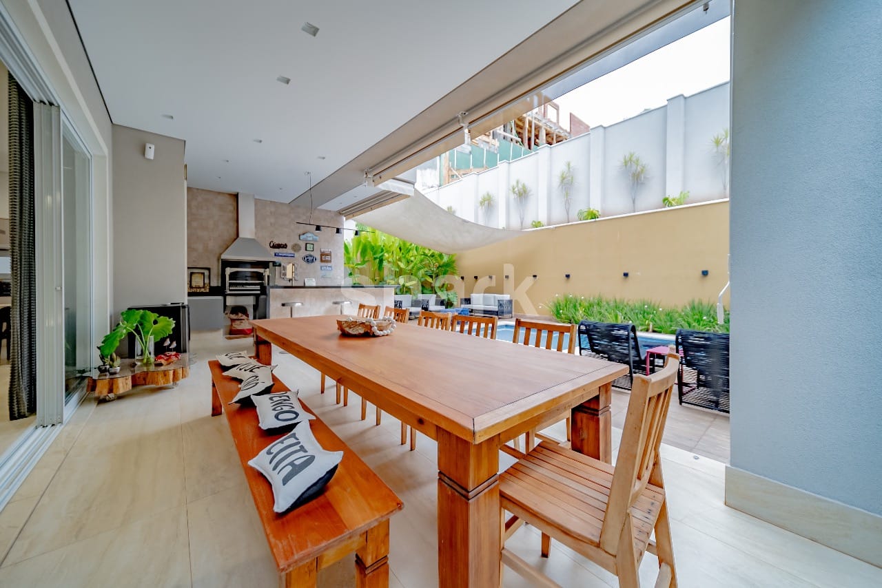 Mesa do gourmet com a piscina ao fundo