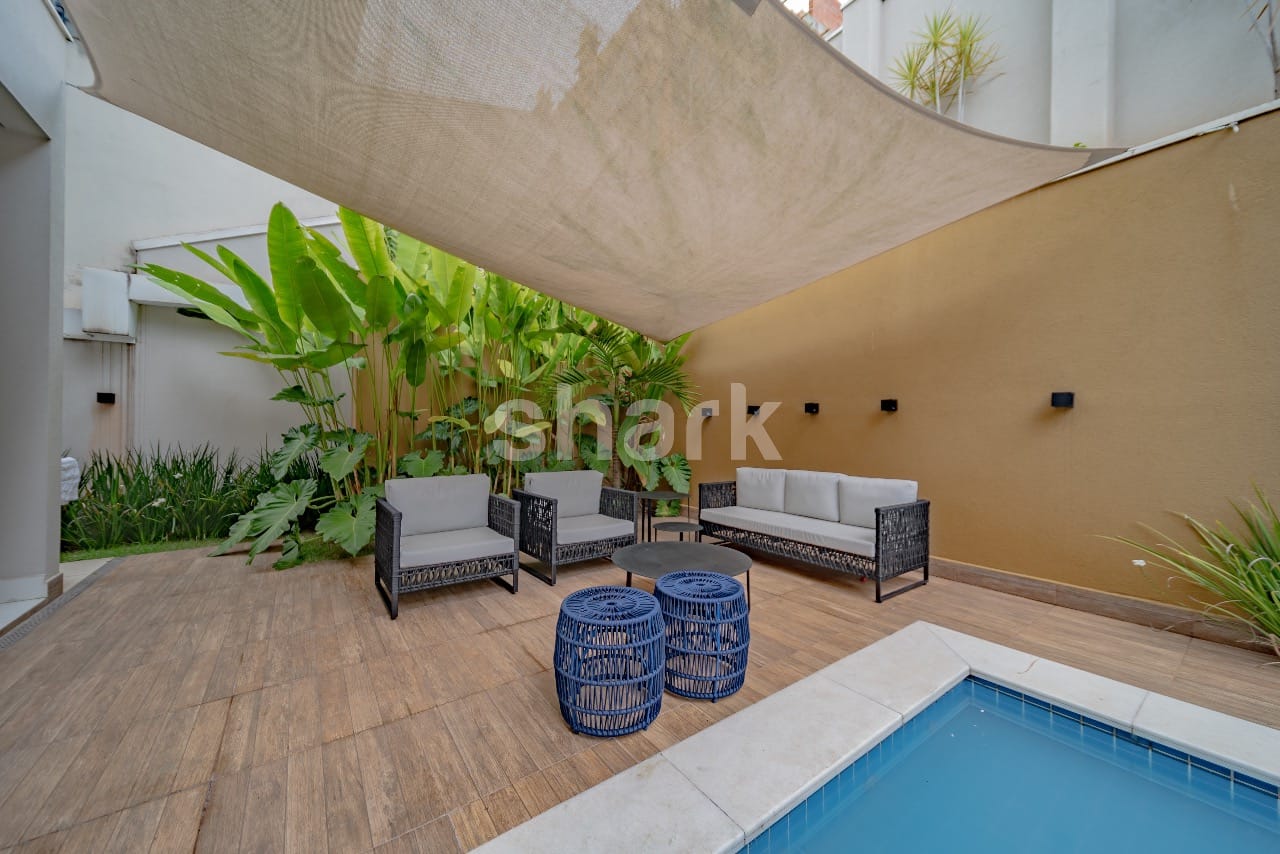 Lounge coberto por toldo à beira da piscina