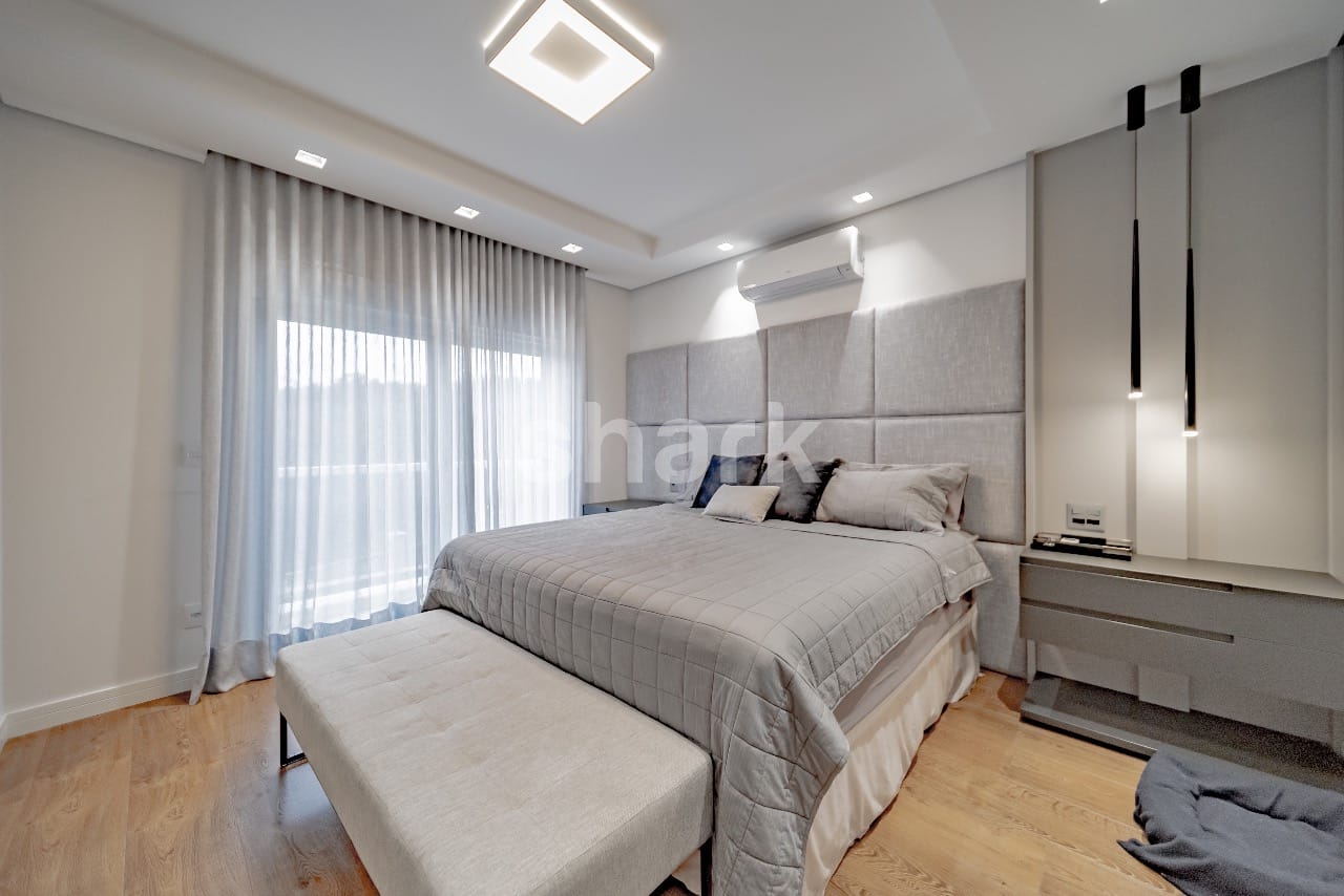 Cama king da suíte master com cabeceira estofada